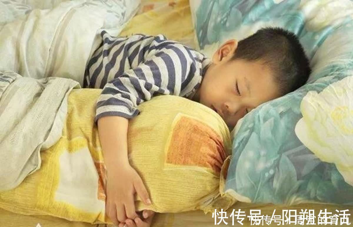 膨化食品|这些食物吃多了可能会影响孩子长个,家长要牢记别再买给孩子吃了