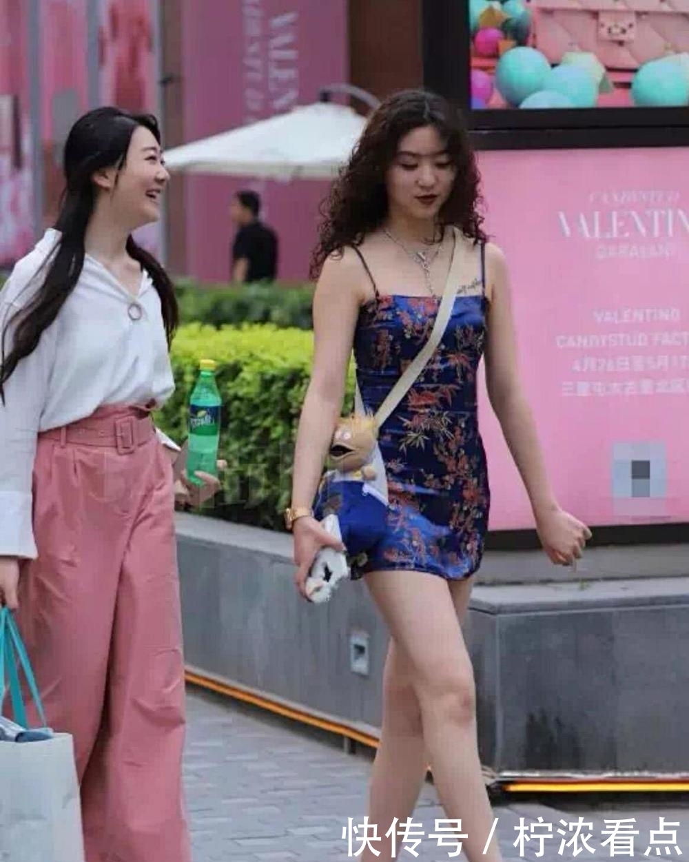 街拍：浪漫又神秘的紫色吊带旗袍，凸显高贵典雅的气质和迷人身姿