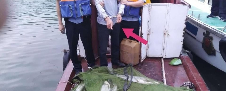 钓鱼人最痛恨的泥鳅党，被罚！装备全没收，真是大快人心！