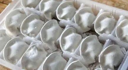 饺子包好别直接放冰箱，容易坏还粘皮，学会”这个“小技巧，咋放都不怕！