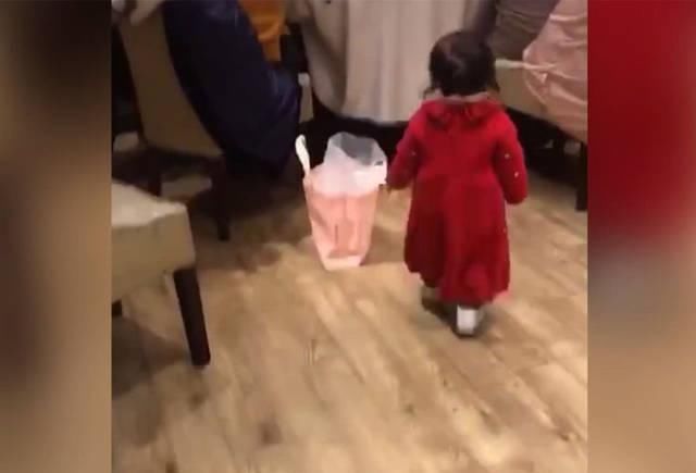 小辫辫|宝宝天生“自来熟”,在饭店推开一个包房就进去,网友萌翻了