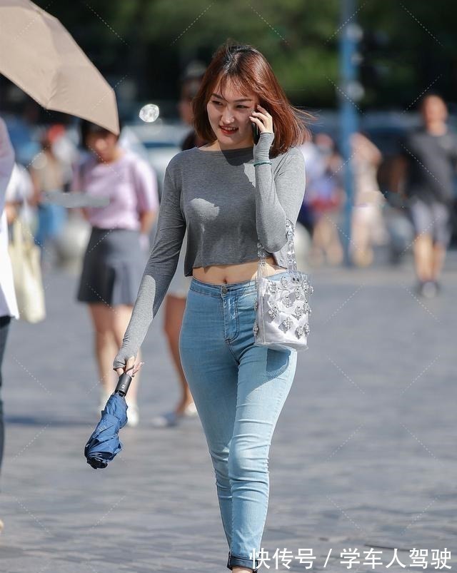 打底裤 牛仔打底裤搭配黑色上衣,比较有范儿,找准自己风格!