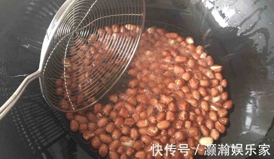 白皮儿|炸花生米,先放油就错了!大厨教你正确做法,香脆美味,不回潮