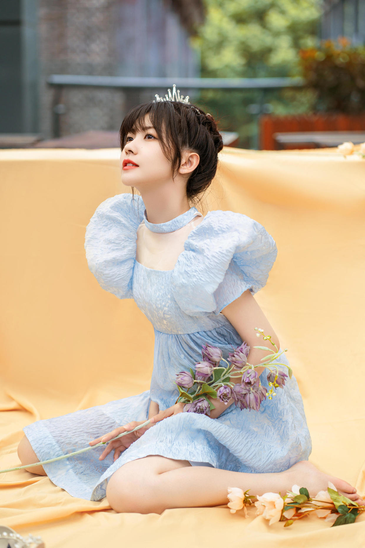 赖美云|赖美云身材比例出众,穿短款吊带搭配牛仔裤,细腰长腿抢眼又抢镜