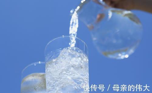 早上起床|早起空腹喝水等于喝细菌?晨起第一杯水,或许很多人喝错了