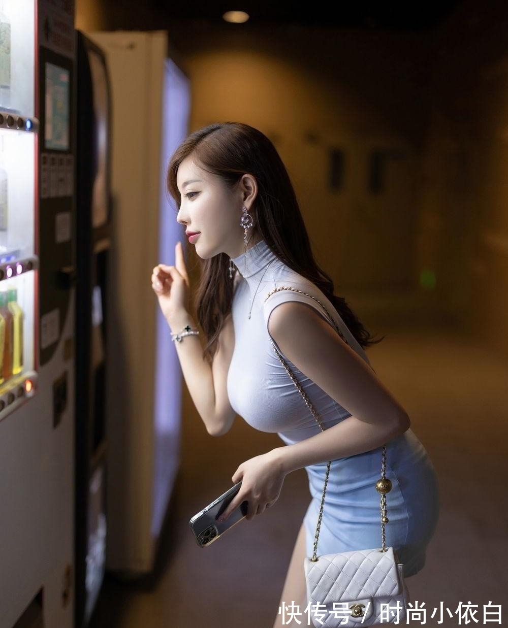 女生 优雅的女生就要从头美到脚,普通的上衣搭配也能穿出精致的优雅范