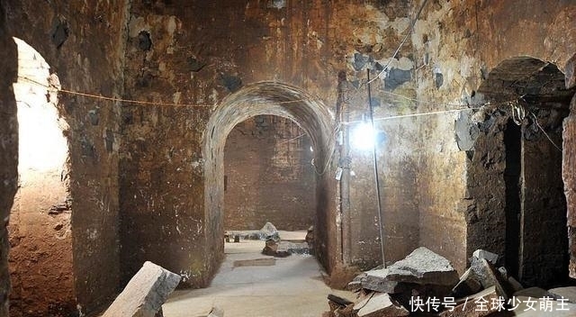 猪圈|村名举报猪圈频频遭盗，专家一检查，才发现猪圈底下住着一位皇帝