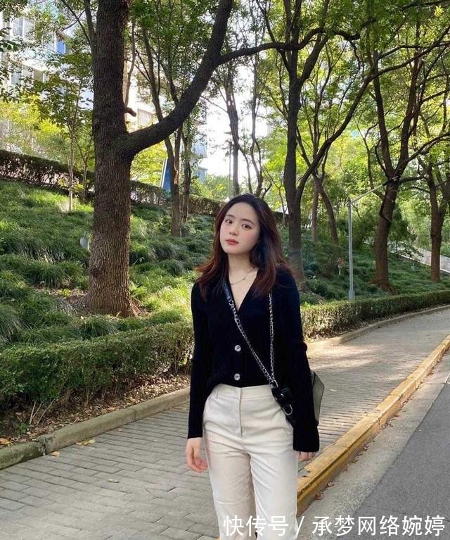 搭配 入秋以后，烟管裤再次成为时尚新宠，搭配针织衫，还能提升气质