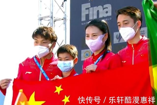 中国游泳队|全红婵平安回国!拎着大包小包给家人买礼物,仅拿铜牌也有大收获