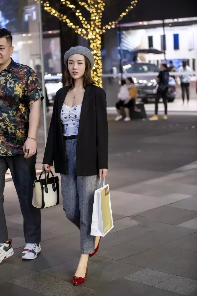 小姐姐|街拍:高跟鞋搭配短裤出街,瞬间让你拥有大长腿