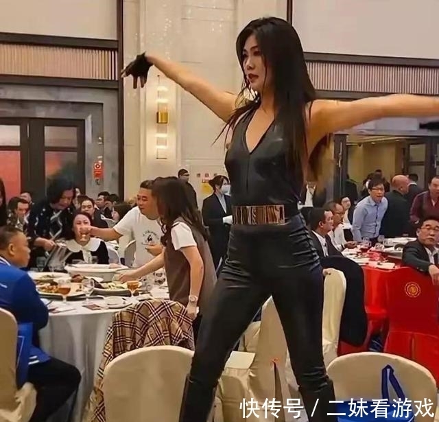 王蓉被曝在小縣城演出,穿低領(lǐng)裝站在凳子上表演,網(wǎng)友:掉價了