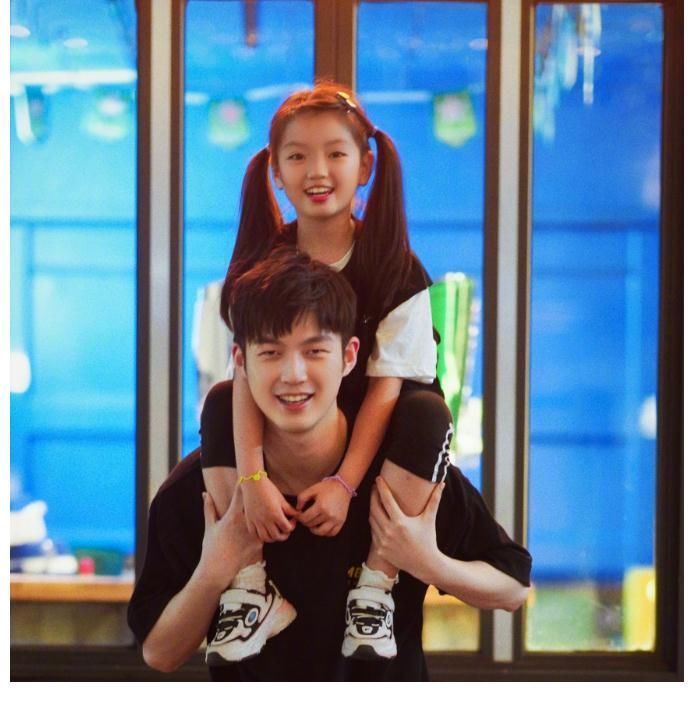 还记得《爸爸去哪儿》的阿拉蕾吗?董力晒出合照,模样变这样了