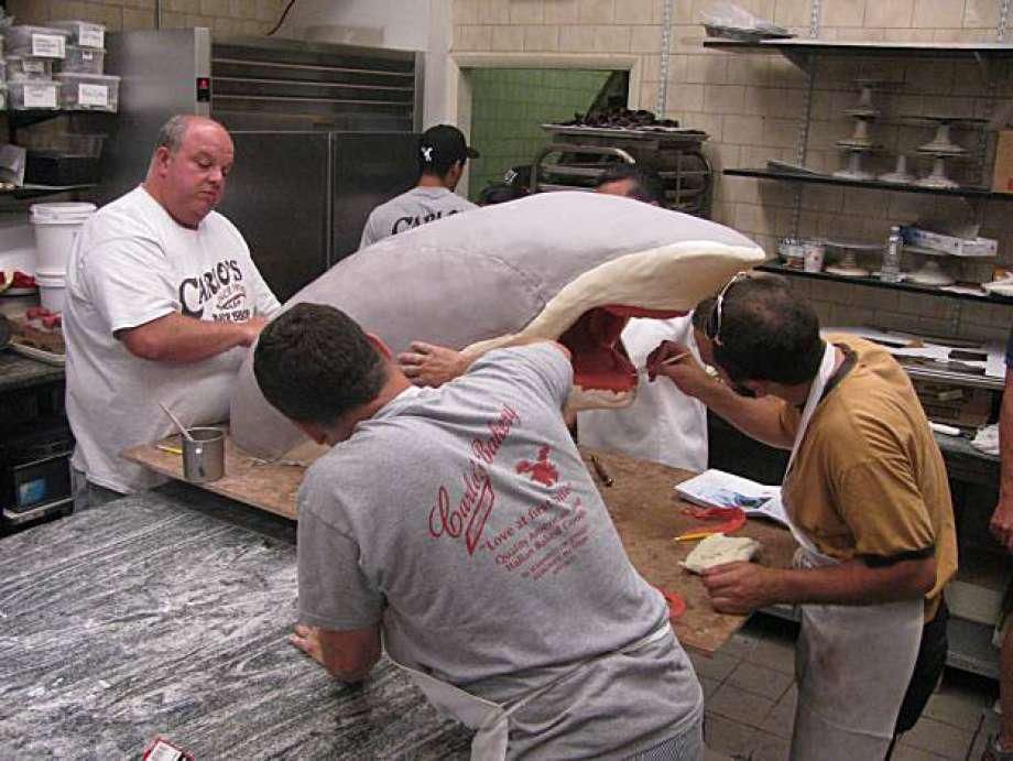 得知|小孩子远看这是一条“鲨鱼”,靠近一看,才得知只是一个大蛋糕