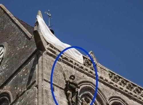 伞兵|凭实力装死:二战伞兵跳伞失误被挂教堂上,没想到一挂就是76年