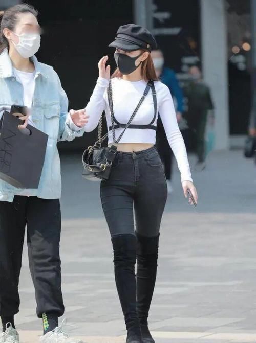 高挑|白色性感长袖搭配黑色经典打底裤,满满的女性味道,时尚还是休闲