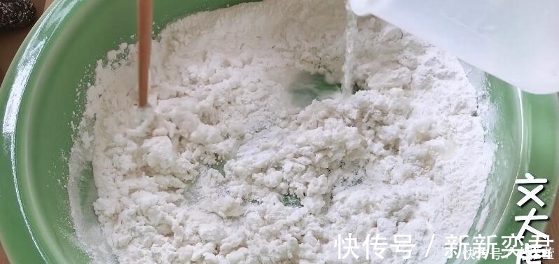 糯米粉开水烫一烫,比年糕简单,比糍粑好吃,一学就会
