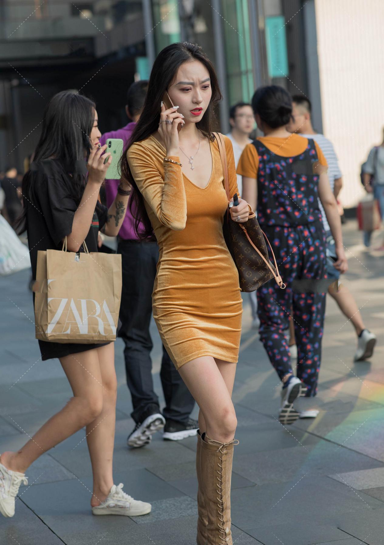 个性|时尚:一袭白色吊打裙,穿出了雅致的美,个性女生值得尝试穿搭