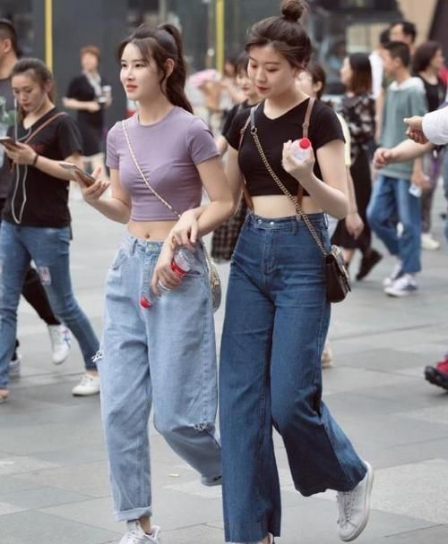 街拍小姐姐一件修身的小衫搭配一款短裤,很显青春活力的气息