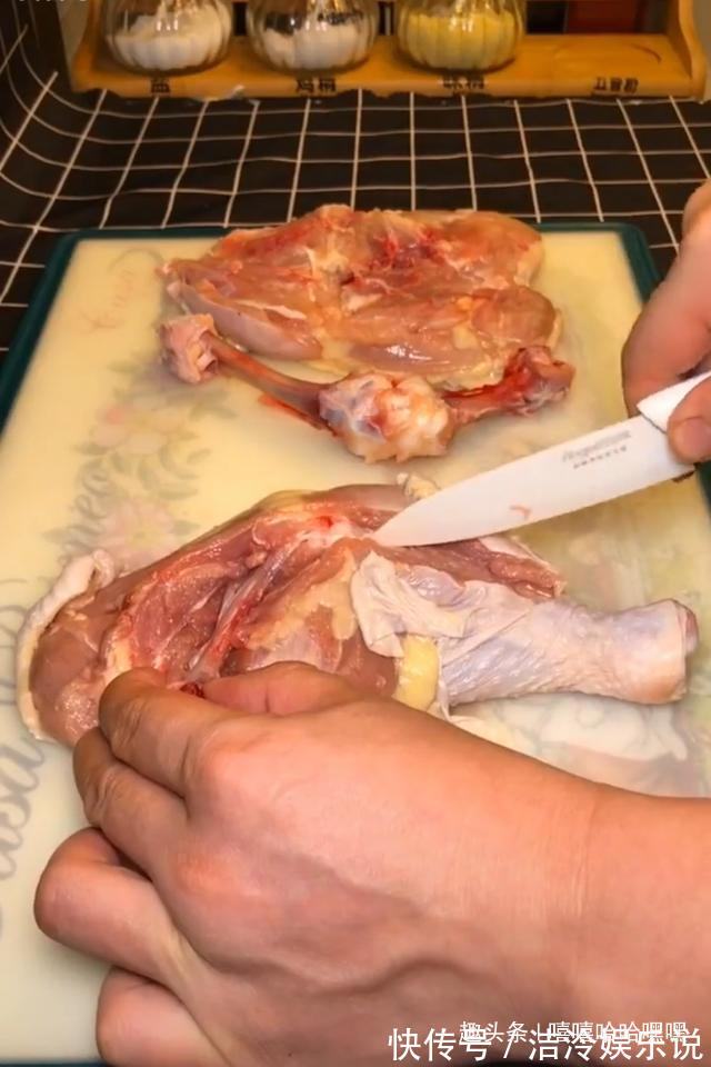 凉拌鸡腿，咸鲜微辣，吃着开胃又下饭，鲜嫩又多汁哟！