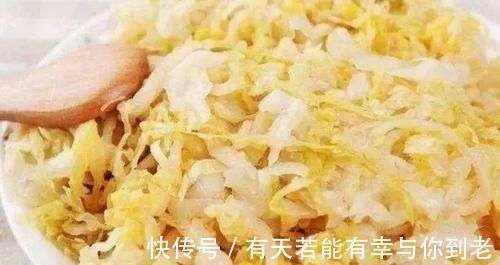腌酸菜时，只加盐是大错特错，加点它，酸菜酸爽可口，2天就能吃！
