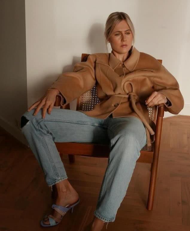 穿着|别总穿一字带凉鞋,今夏流行这些“双带”凉鞋,时髦洋气又舒适