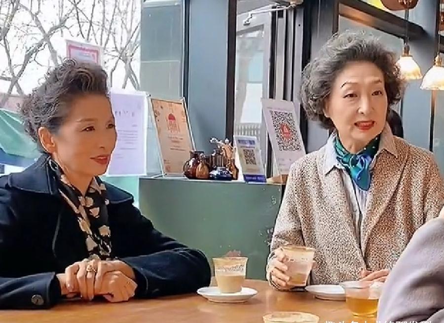 白发 这才是老年人最美的发型,蓬松卷发知性优雅,花白发更显成熟魅力