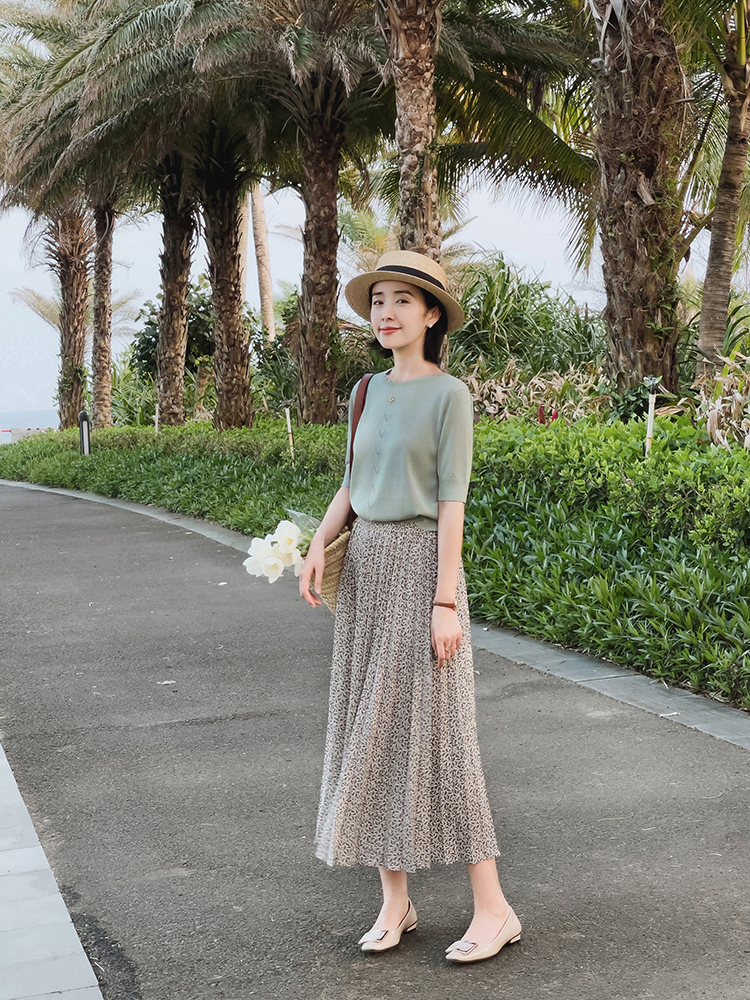 显瘦|“短袖T恤+半身裙”这也太配了吧!显白显瘦,太适30岁的女人了