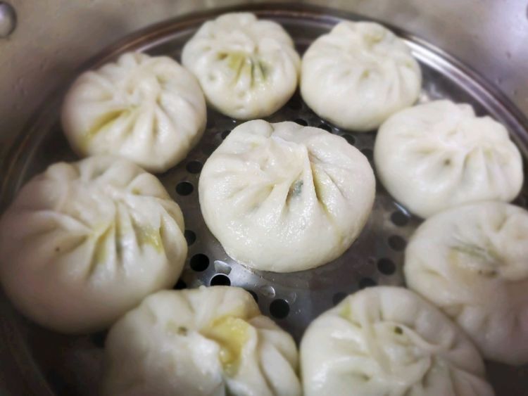 蒸包子和面别只加酵母,多加一勺油,个个松软可口,凉着吃也不硬