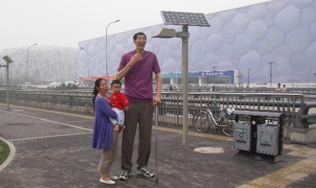 遗传性|“中国第一巨人”56岁娶妻,不顾医生劝阻生娃,现在孩子怎么样