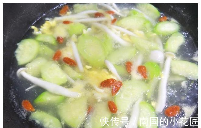 多喝|打丝瓜汤时，记得多加1步，丝瓜翠绿不发黑，立秋后要多喝
