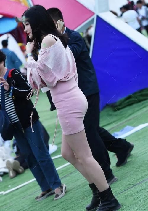 肩领 粉色丝绒上衣搭配包臀裙,性感个性,甜美可爱的粉色穿搭