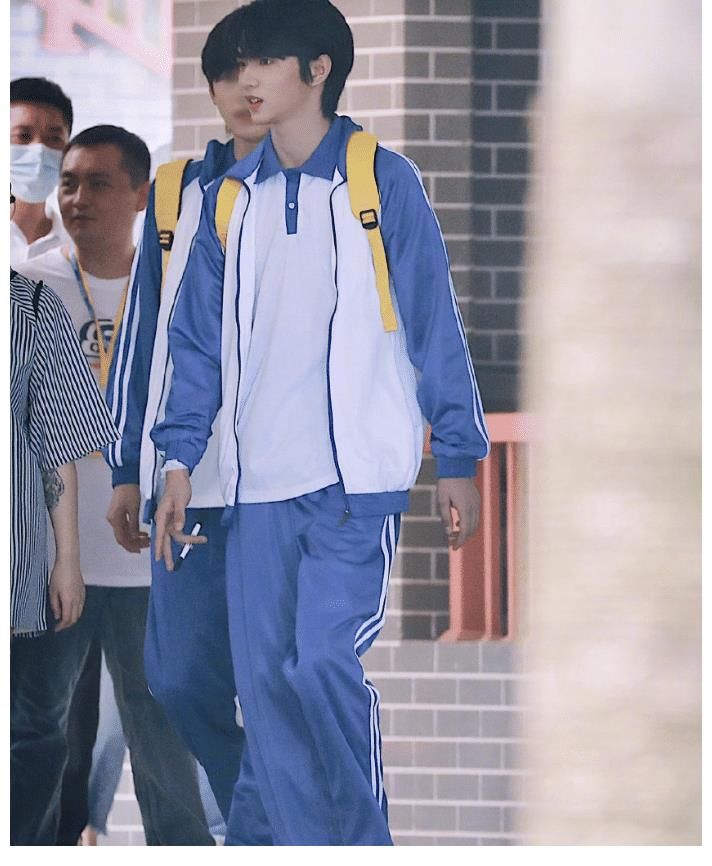 美颜|刘耀文上《萌探》，校服一穿成校园剧男主，与小宋同框美颜暴击！