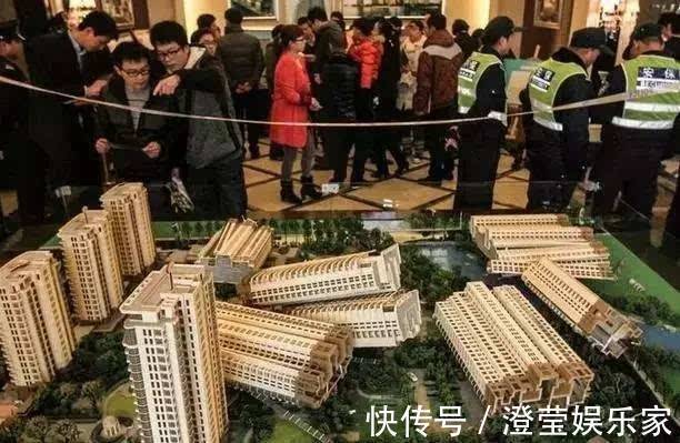 房价|房价突然大跌6000元，业主怒砸售楼部，开发商没有契约精神