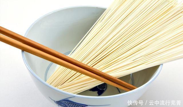 购买的时|买挂面时一定注意,包装袋上暗藏乾坤,这么多年才知道,涨知识了