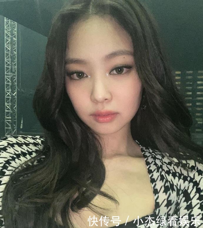 脸上有这4个特征的女人,年轻时气质出众,到了40岁也不显老