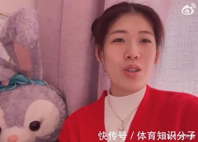 中国乒乓球队|除夕夜,宁泽涛一袭红衣,女排国手丸子头,孙一文“左拥右抱”!