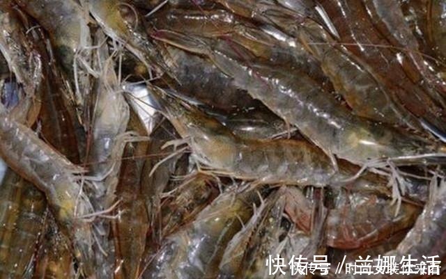水煮虾,只加生姜和食盐可不够,多加这“2味”,虾肉不腥不柴!
