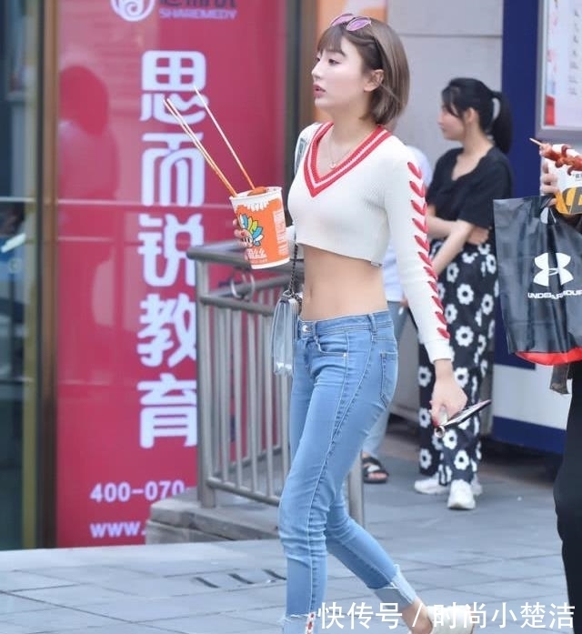 修身长裤 针织短装上衣搭配牛仔修身长裤，活泼可爱，青春时尚