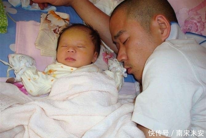 晒晒|晒晒那些年爸爸和孩子的睡姿,真的是搞笑又温馨啊