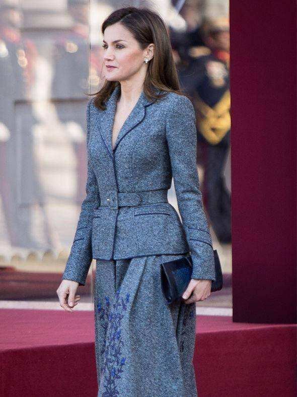 西班牙王后出门真省事,一条裙子穿了3年,连造型配饰都懒得换