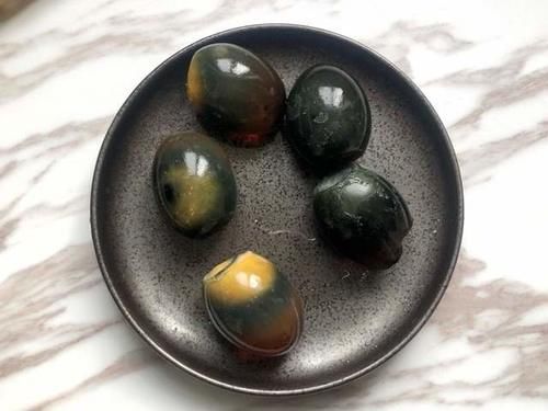 只有吃过的人才知道它有多香，尖椒与皮蛋天生一对，吃一次就上瘾