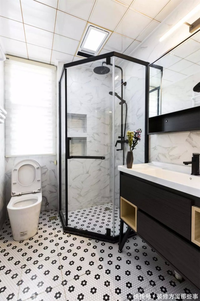 电视柜|87平现代风两居室,黑白灰加入粉色调的装饰这个沙发墙太浪漫了