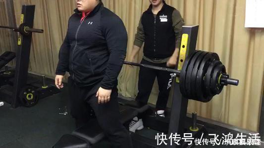 呲牙|健身男孩太壮了，穿上衣服都藏不住，怎么做到穿衣显瘦、脱衣有肉