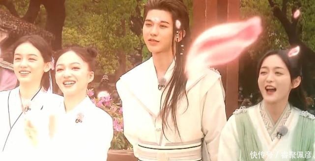 b张彬彬公主抱baby,手放得位置很讲究,跟抱景甜时不一样