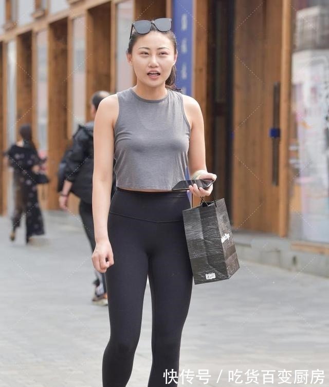 衬衣 折叠短背心配黑色瑜伽裤,日常休闲舒适。折叠短背心配黑色瑜伽裤,日常休闲舒适!