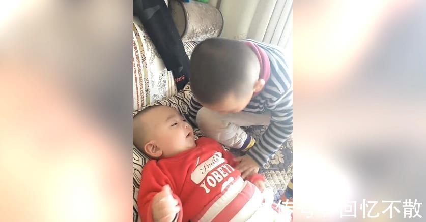 哥哥|哥哥看到弟弟要哭了,想尽各种办法哄他开心,网友:好温馨的兄弟