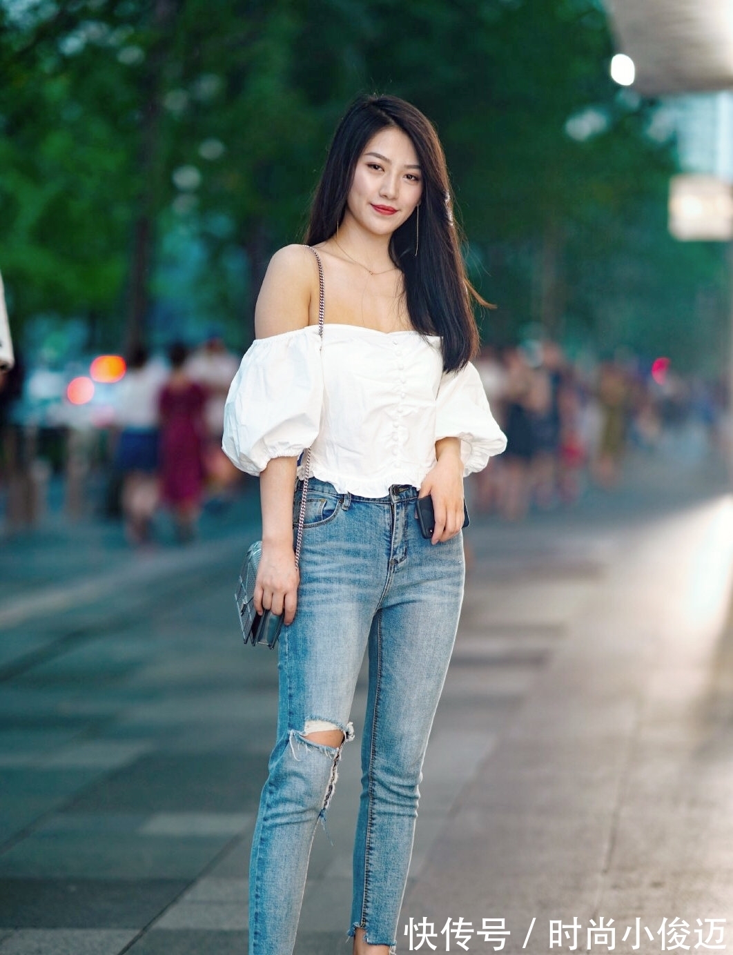 搭配|白肩搭配牛仔长裤舒适好看,搭配显气质且有魅力