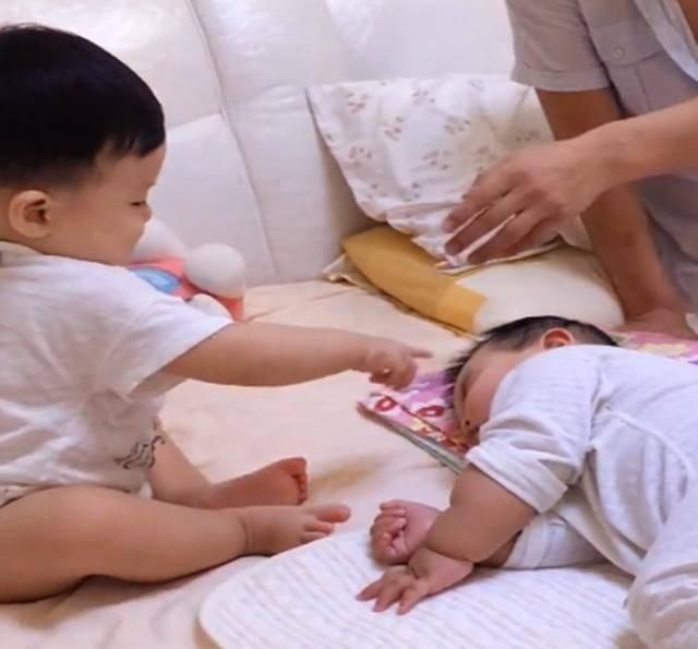 小弟弟|弟弟睡了哥哥睡觉的地方,哥哥这样对弟弟,逗的人忍不住笑