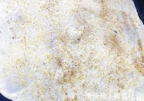 烙饼时，开水烫面还是加鸡蛋？早餐摊主：都不对，教你正确做法