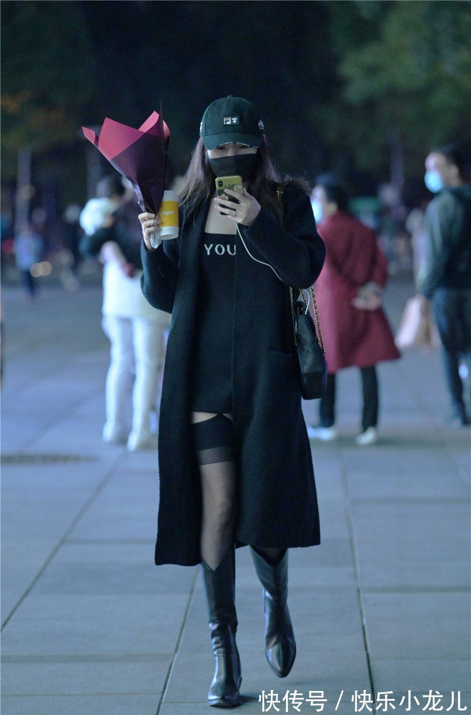 长靴 黑色丝袜搭配长靴,深秋时节穿出层次感,还要衬托身材